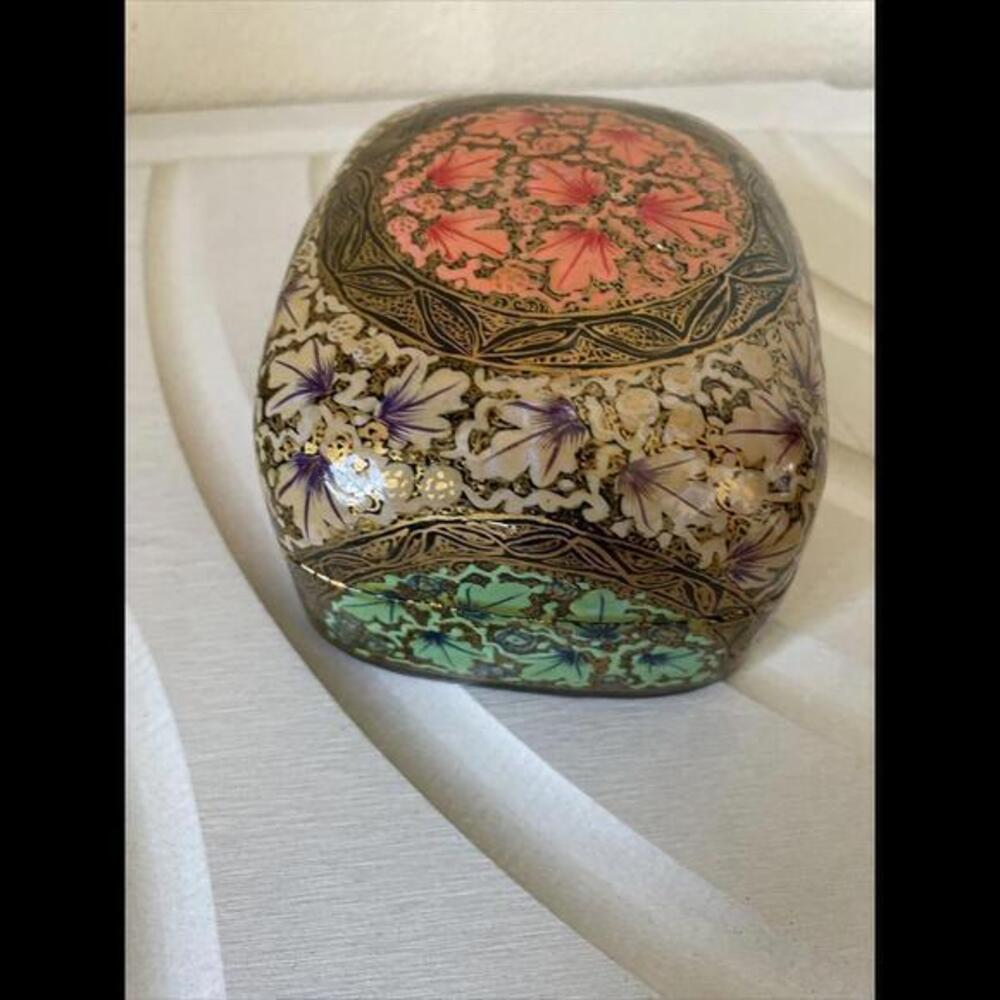 hand painted floral black lacquer Trinket Box 5”x4” - Picture 4 of 8
